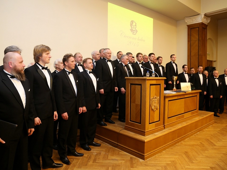Valkā sadziedāsies kori "Gaudeamus", "Cantus fortis" un "Ziemeļstīga"