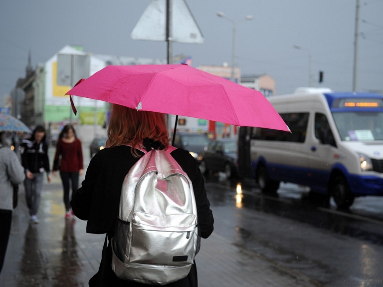 Vēja brāzmas šodien nemazināsies, un diena būs vēsa