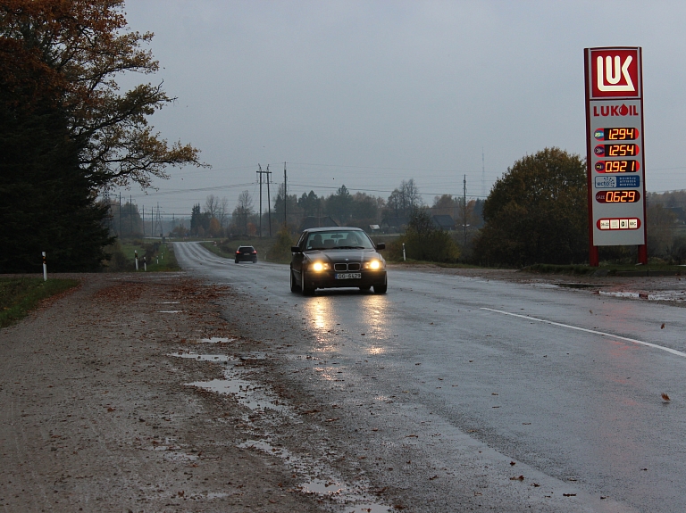 No šodienas nekur Latvijā nedrīkst braukt ātrāk par 90 km/h

