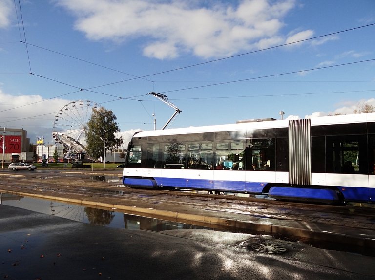 Septembrī Rīgā visvairāk pasažieru par braukšanu bez biļetes sodīti 6.tramvaja maršrutā

