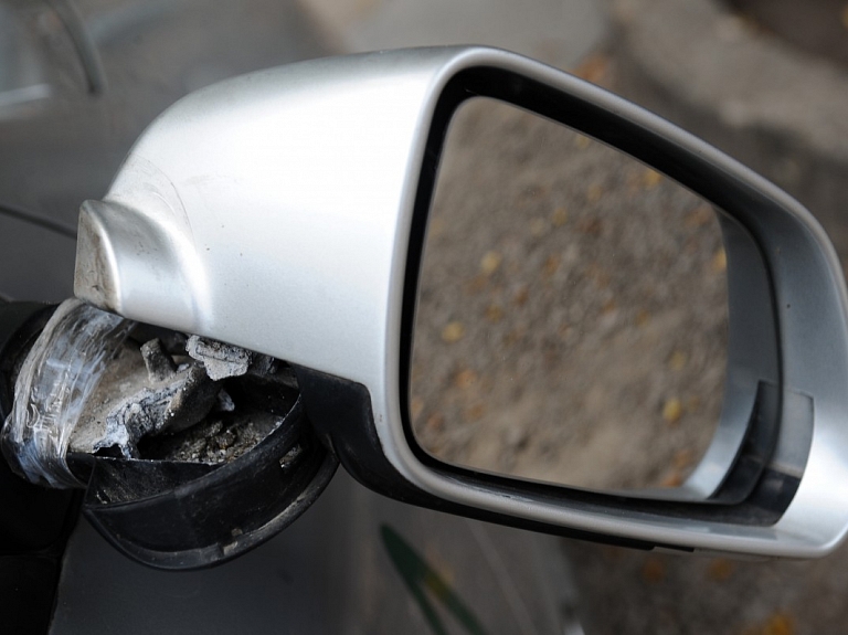 Iereibušam autovadītājam ietriecoties kokā, cietis pasažieris