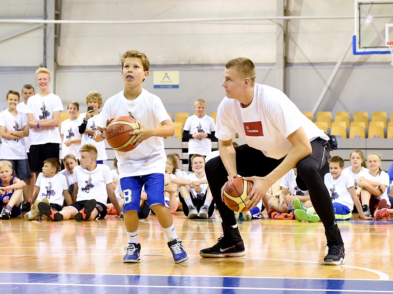 Par gada basketbolistu tiek atzīts Porziņģis

