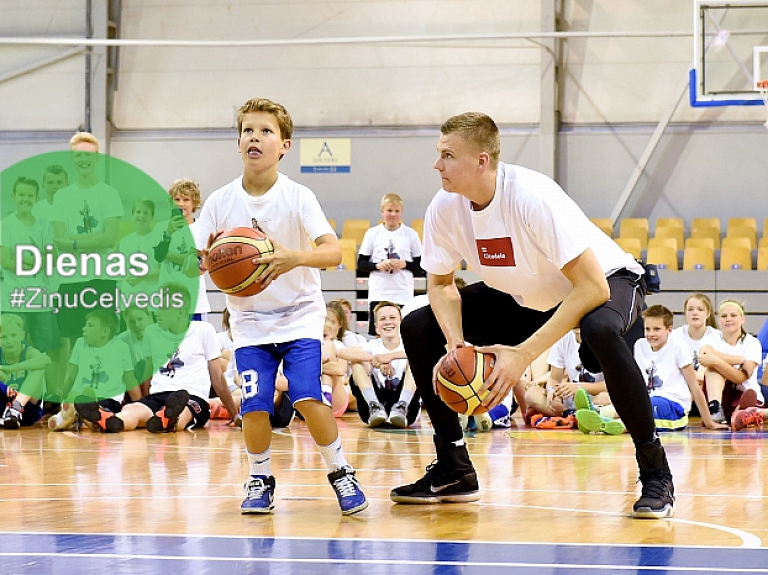 Gada basketbolists - Porziņģis, labiekārtos Vecpuišu parku, Cēsīs izposta kapus