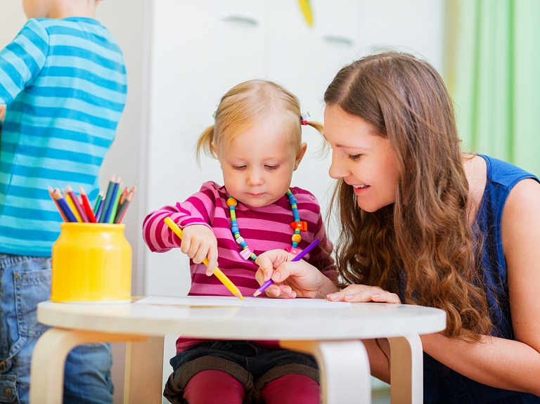 Sagatavoties aukles profesijai ļauj auklītes kursi

