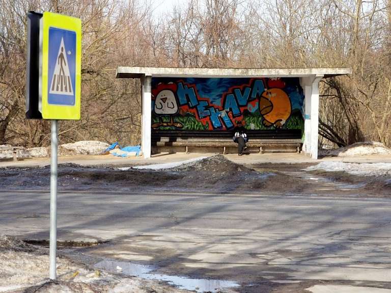 LAU atjauno un remontē ap 100 autobusu pieturvietas visā Latvijā