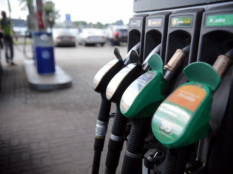 Dobeles novadā no diviem kombainiem nolieti 500 litri degvielas