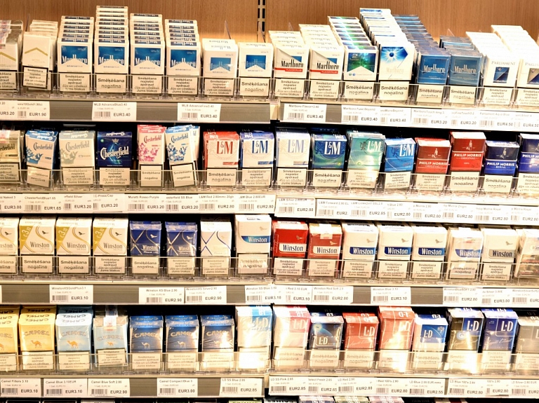 Cesvainē kādam vīrietim atsavinātas 34 540 cigaretes bez valsts akcīzes markām