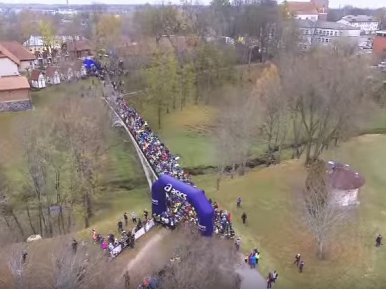 Video: Valmierā noslēdzies skriešanas seriāls "Stirnu buks"