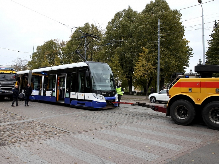 Krišjāņa Barona ielas un Raiņa bulvāra krustojumā tramvaja tehnisku problēmu dēļ izveidojies sastrēgums

