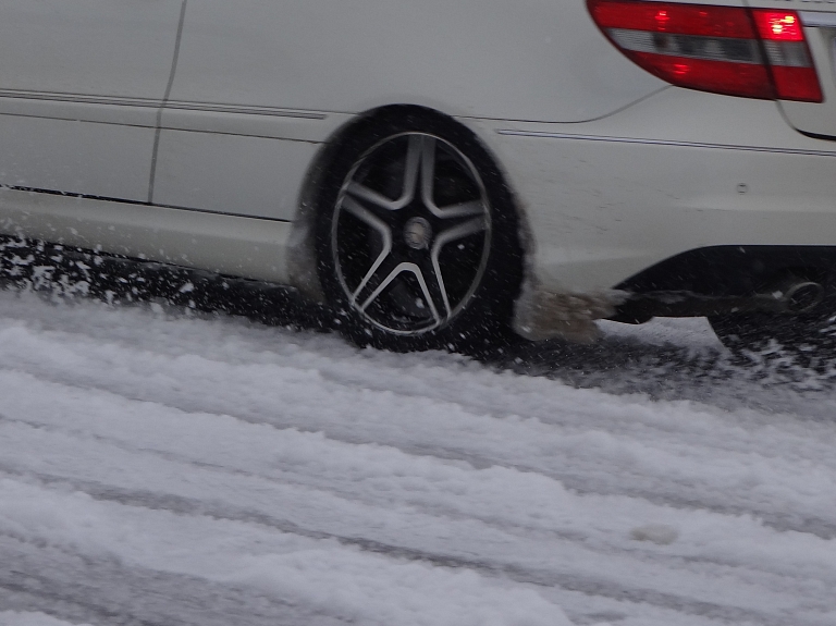 Autovadītāju ievērībai: Valmieras apkārtnē snieg, ceļi var apledot 

