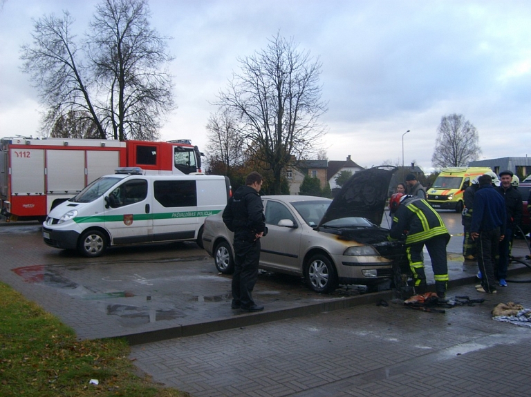 Pie tirdzniecības centra Jelgavā šorīt degusi automašīna