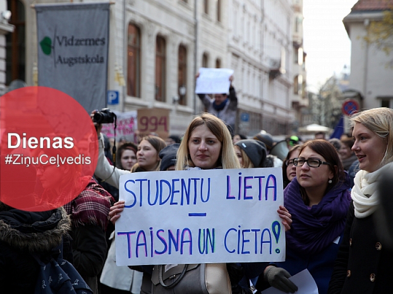 Studenti protestē, svinēs Robežsargu dienu, rekonstruē Valmieras VUGD ēku