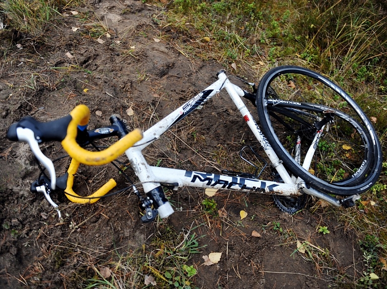 Vakar Krimuldas novadā kravas automašīna nāvējoši traumējusi velosipēdistu