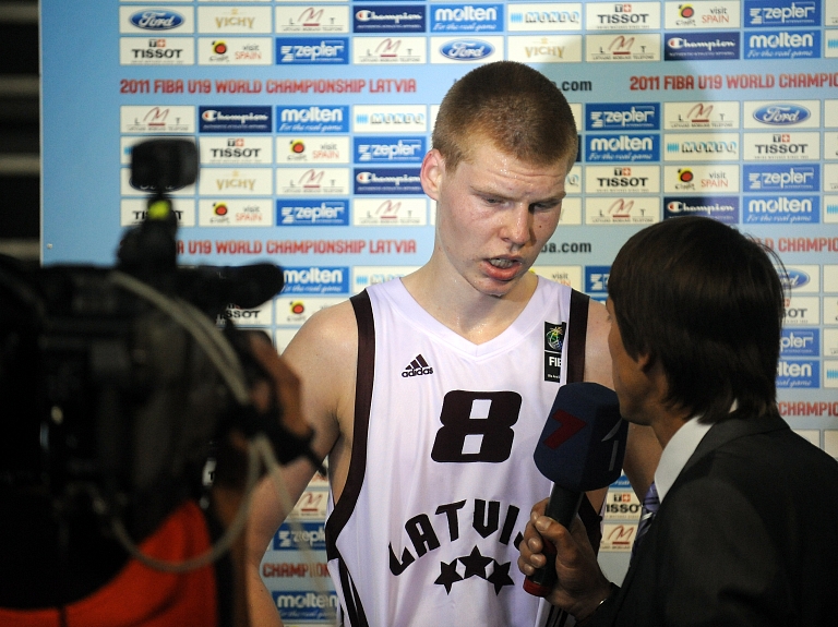 Rūjienietim Bertānam gūto punktu un spēles laika rekords "Spurs" uzvarā pār "Heat" basketbolistiem