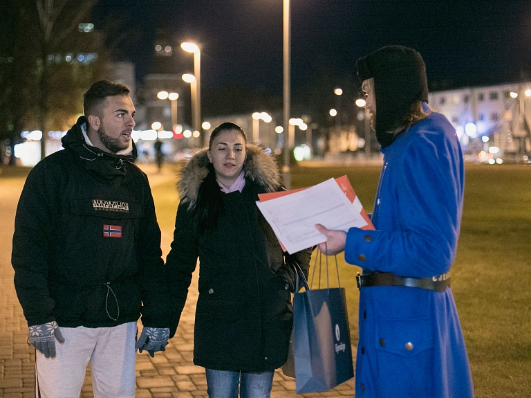 Aptauja: Valmieriešus satumstošie vakari pārsteidz nesagatavotus; atstarotājus lieto retais

