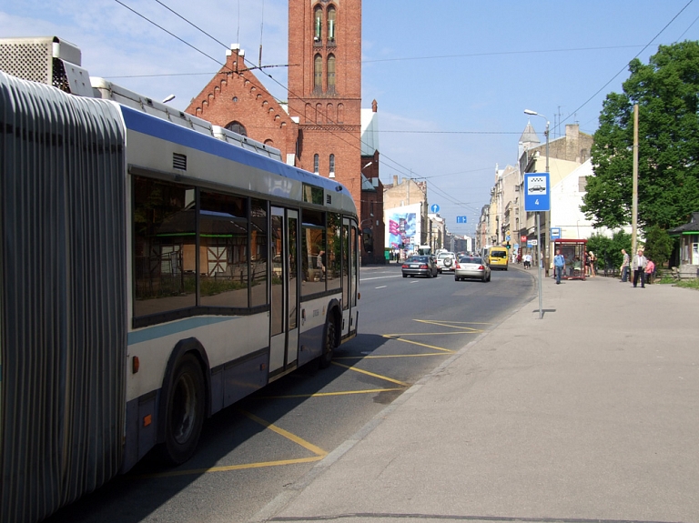 Oktobrī par bezbiļetnieku populārāko transportu Rīgā kļuvis 19.maršruta trolejbuss

