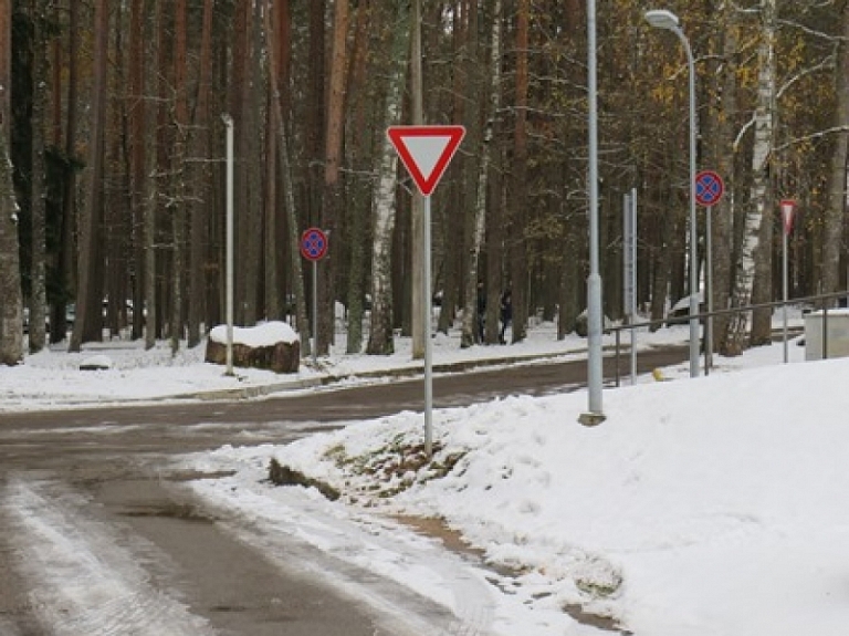 Vidzemes slimnīcas teritorijā uzstādītas papildu ceļazīmes

