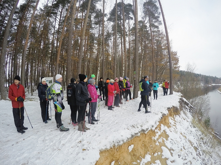 Kupls skaits nūjotāju ar 21 kilometru garu pārgājienu noslēdz sezonu Valmierā