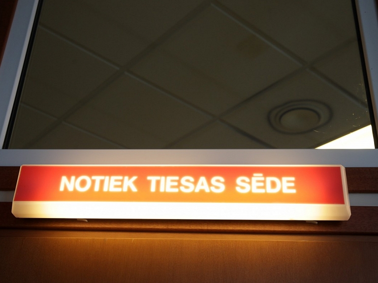 Ar tiesu debatēm turpinās skatīt lietu par vīrieša noslepkavošanu un sadedzināšanu Rēzeknes novadā