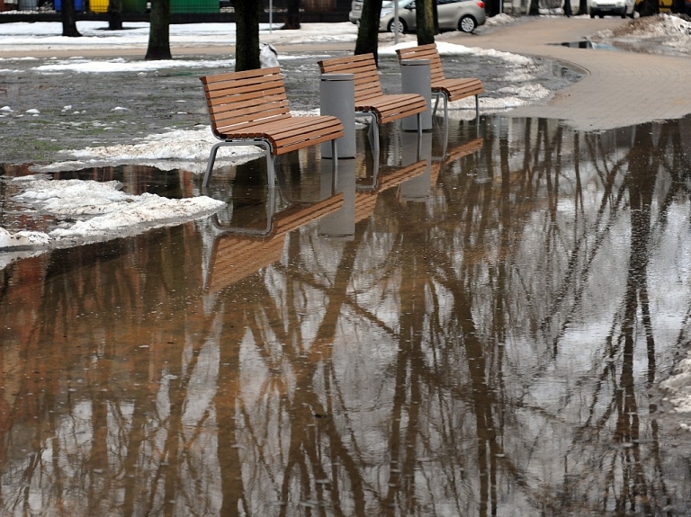 No svētdienas paaugstināsies gaisa temperatūra un sniegs strauji kusīs