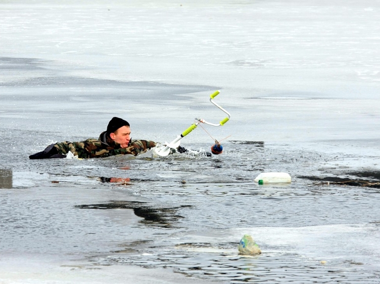 Daugavpilī izglābj ledū ielūzušu makšķernieku