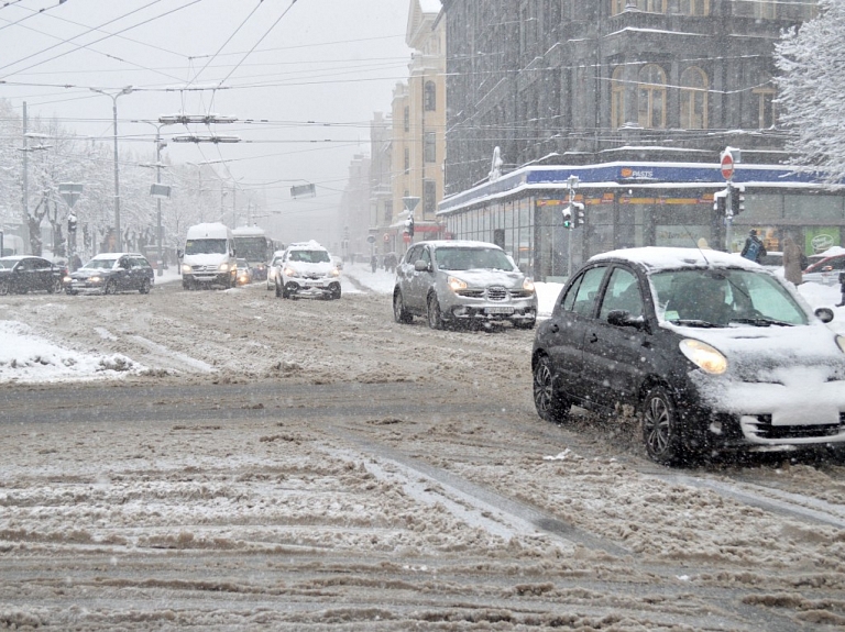 Braukšanas apstākļi pa lielajiem ceļiem šorīt apmierinoši