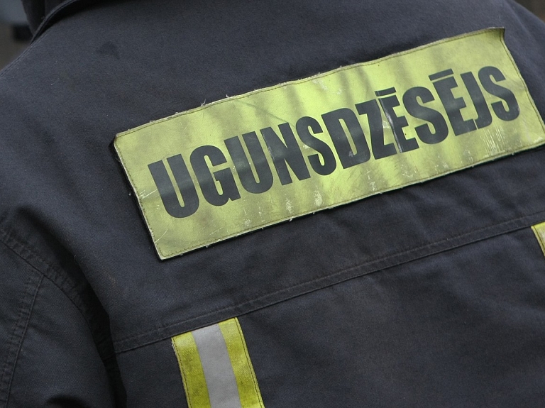 Pēc nodarbības par ugunsdrošību pie Vaiņodes internātpamatskolas aizdegas ugunsdzēsēju automašīna