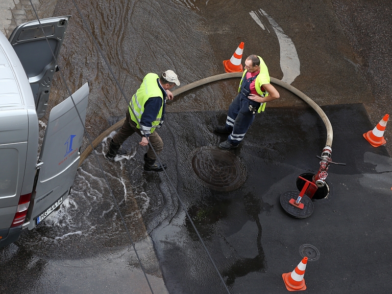 "Rīgas ūdens" šonedēļ veic ūdensvadu skalošanu Juglas apkaimē
