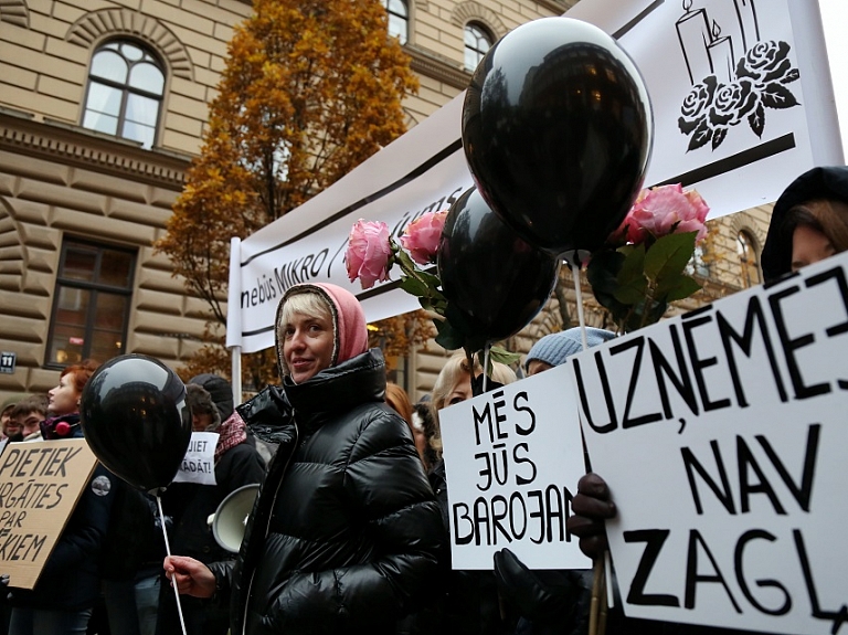 Vairāk nekā 250 cilvēki pie Saeimas piketē pret mikrouzņēmumu nodokļa likvidēšanu 

