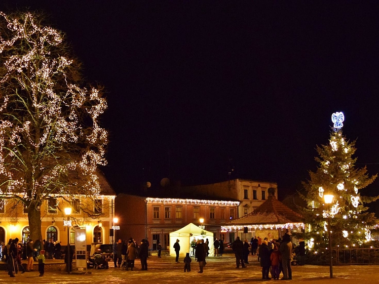 Nedēļas nogalē Rožu laukumā iedegs Ziemassvētku egli 

