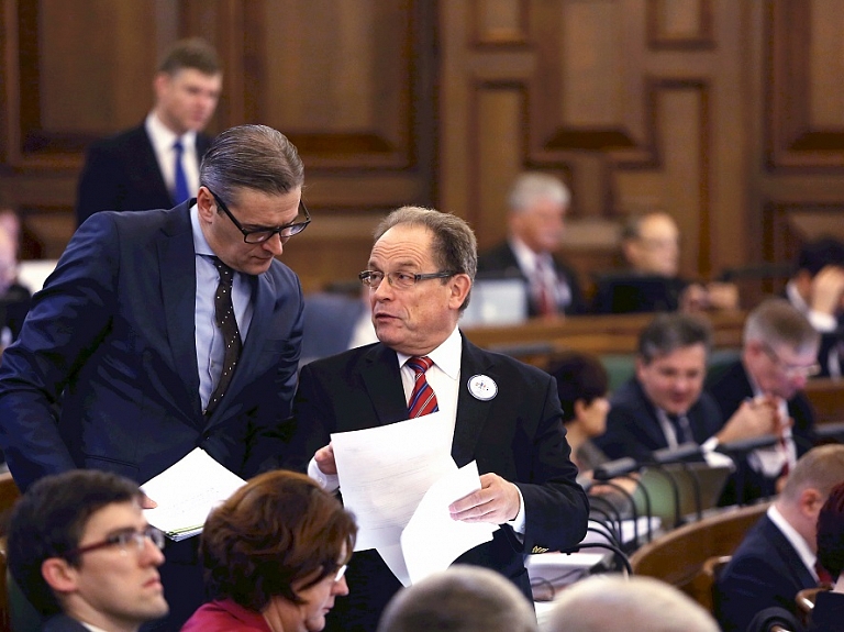 Budžeta apstiprināšanas rītā savākti atlikušie paraksti, lai deputātiem liegtu atturēties Saeimas balsojumos


