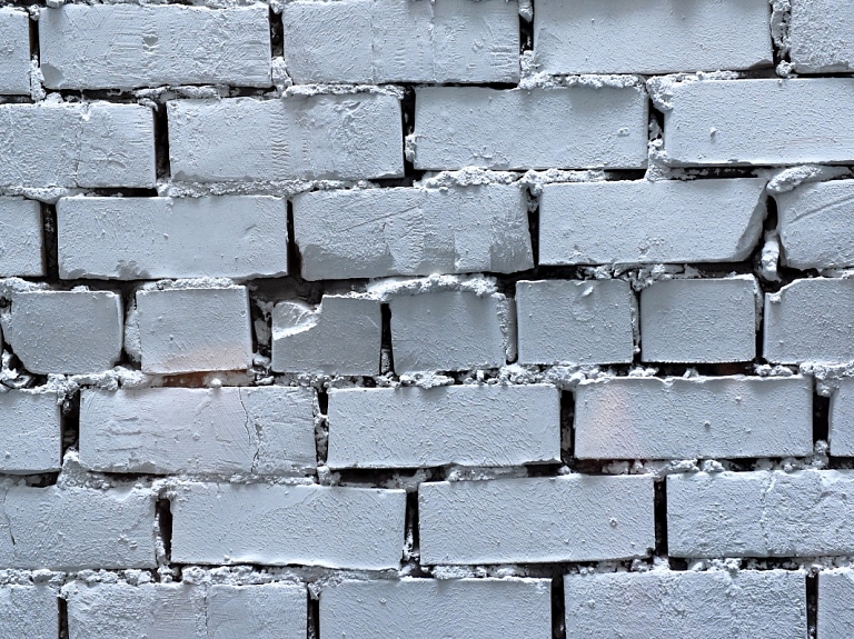 Jelgavā sabrucis pirms četriem gadiem renovētas mājas skurstenis