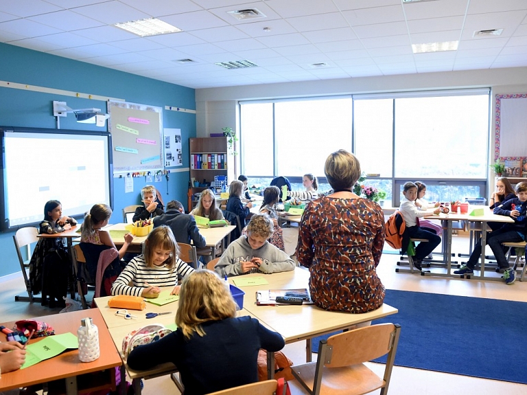 Tiesa neaptur lēmumu par Madonas vidusskolu apvienošanu