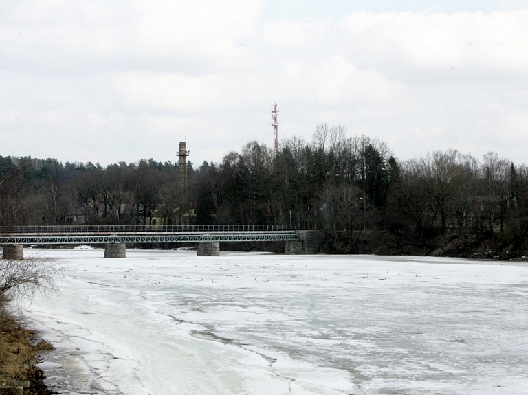 Latvijas upēs pazemināsies ūdens līmenis un sāks veidoties ledus