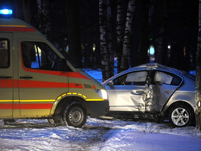 Amatas novadā, automašīnai ietriecoties kokā, cietis sešus gadus vecs zēns