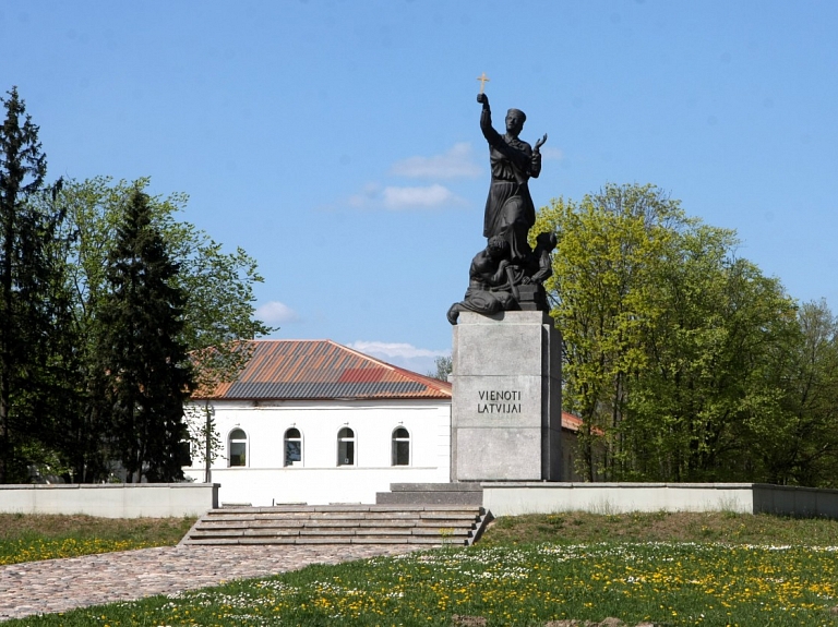 Rēzeknē Vēstures mirkļu pieturā pieminēts latgaliešu inteliģences pārstāvi Kempu