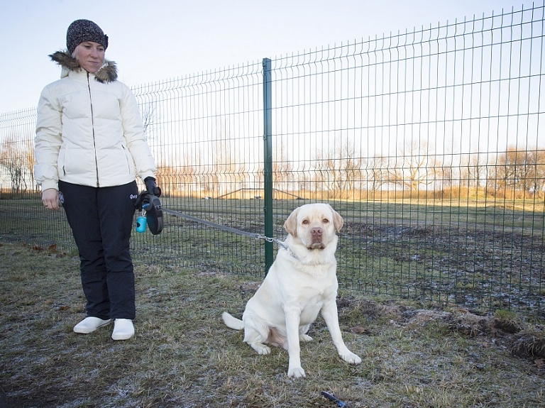 Liepājā aprīkots jaunais suņu pastaigu laukums Ezerkrastā

