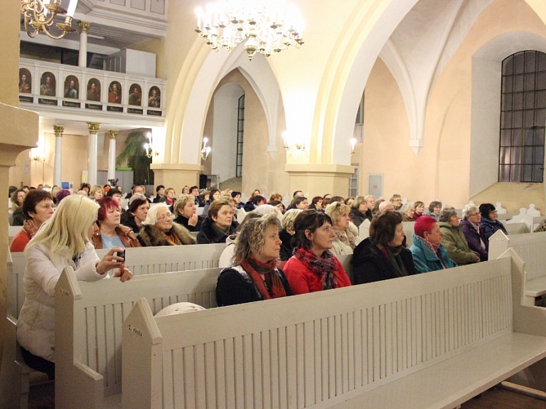 Valmieras Sv.Sīmaņa baznīcā gaidāms koncerts "Šūpulis, kas ieskauts mīlestībā"