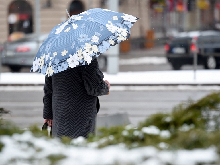 Piektdien brīžiem gaidāms lietus