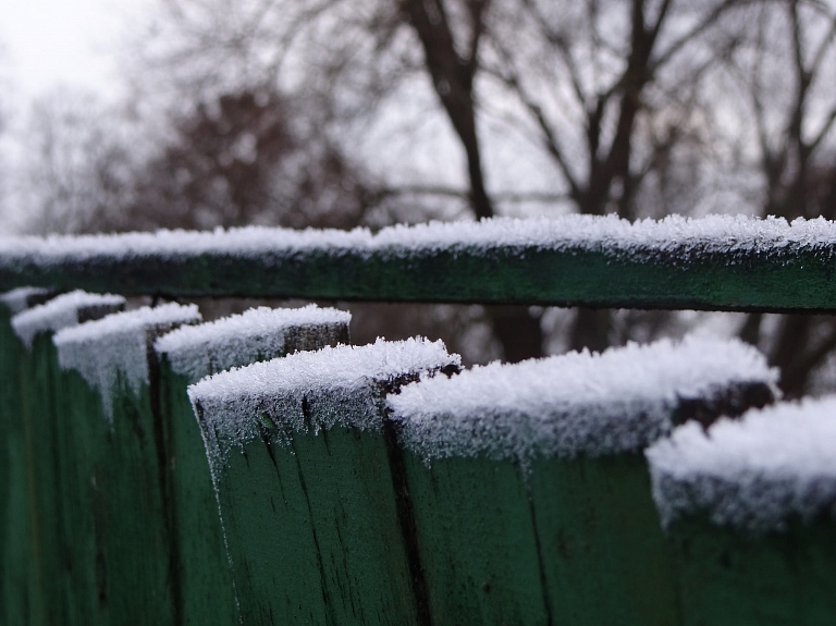 Latvijā atgriezīsies ziema; gaidāms sniegs valsts dienvidrietumos un kailsals citviet

