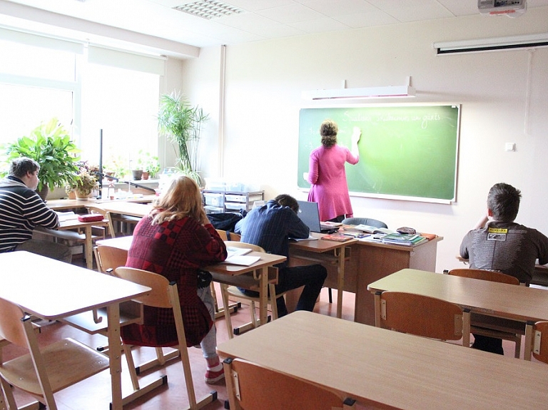 Minimālo algu par likmi pedagogiem līdz 2022.gadam cer kāpināt līdz 900 eiro

