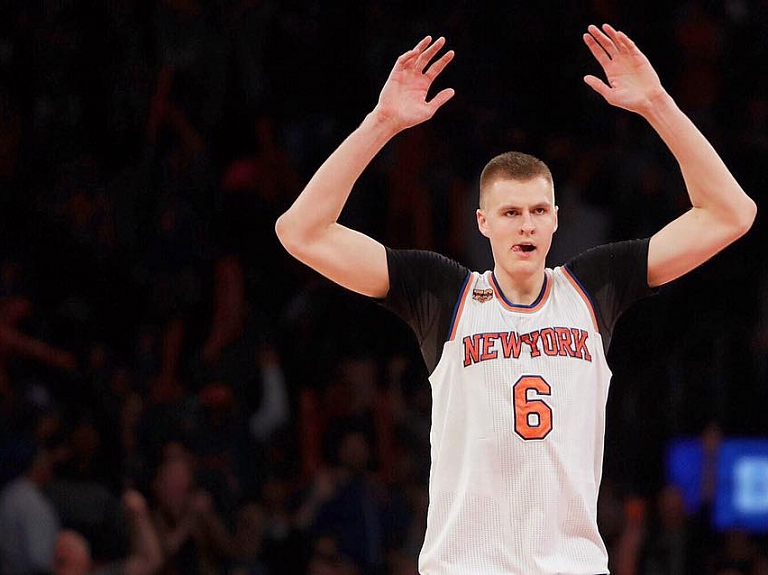Porziņģis pamatlaika izskaņā netrāpa izšķirošo metienu, gūst 34 punktus, bet "Knicks" pagarinājumā zaudē "Suns"