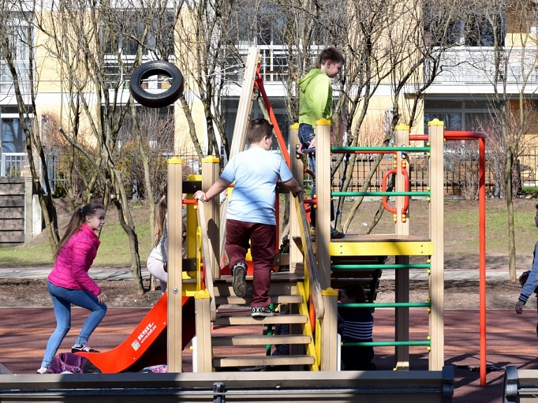 Jelgavā ierīkots rotaļu laukums Jāņa ielā