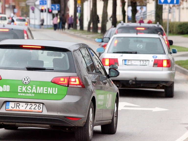 Eksperts: Idejas par auto tehnisko apskati reizi divos gados var rasties no izpratnes trūkuma par drošu auto

