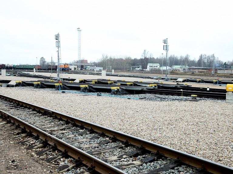 Par 160 000 eiro atjaunoti sliežu ceļi pie Ventspils ostas termināļiem