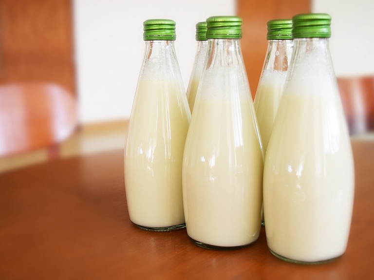 Eksperte: Atsevišķi piena produktu ražotāji cenas palielinājuši pat par 30%


