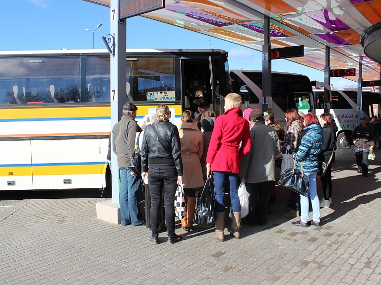 Jaunā gada brīvdienās gaidāmas izmaiņas aptuveni 500 autobusu reģionālo maršrutu

