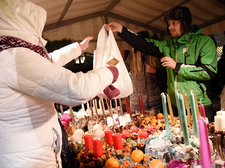 Aptauja: Gandrīz 41% iedzīvotāji Ziemassvētku dāvanām kopumā atvēlējuši vairāk nekā 80 eiro

