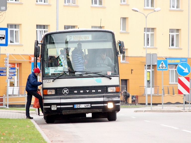 Svētku dienās šonedēļ gaidāmas izmaiņas aptuveni 200 reģionālo vietējo un starppilsētu autobusu maršrutu

