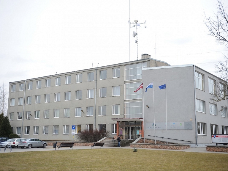 Bauskas novada dome varētu pārskatīt lēmumu par 27 000 eiro piedzīšanu no Juridiskās nodaļas vadītāja